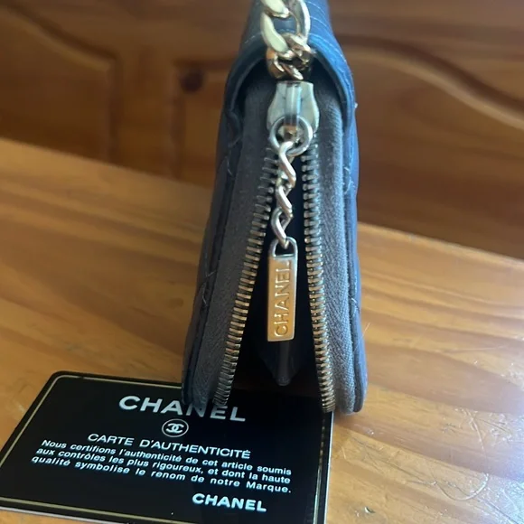 CHANEL QUILTED ZIPPY WALLET FOR IPHONE PLUS - Picture 7 of 15